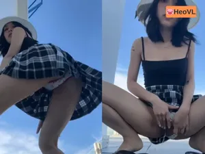 Người tình dâm đi đi chơi nhưng cũng không quên quay clip show dương vật cho fans xem